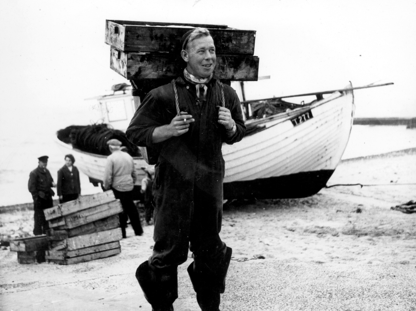 Nr. 19. Evald Harbo bærer fangsten på ryggen 1950 lille