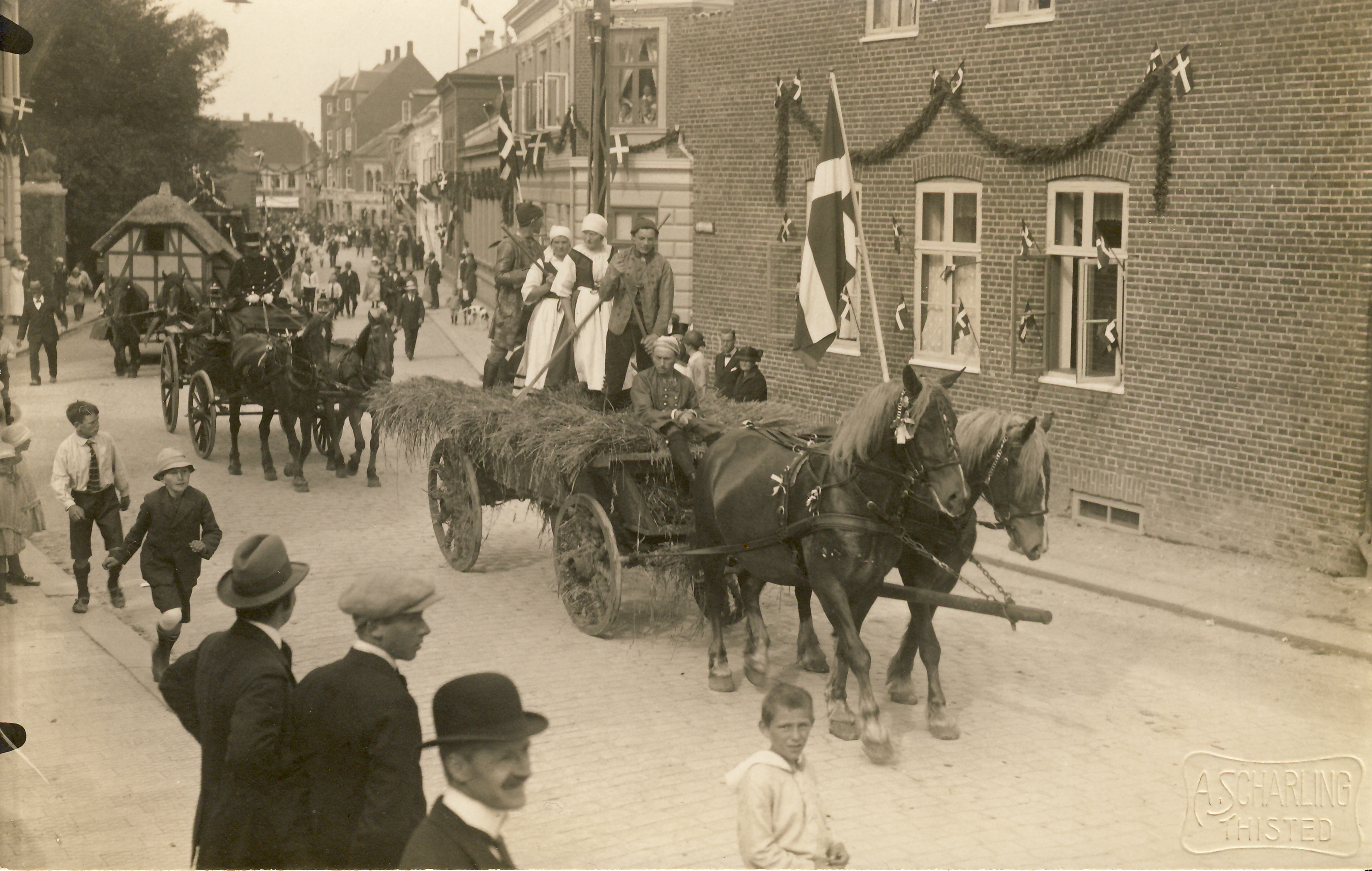 Thisted kbstadsjubilum 1924 kongebesg her optog i Jernbanegade ved prstegrden